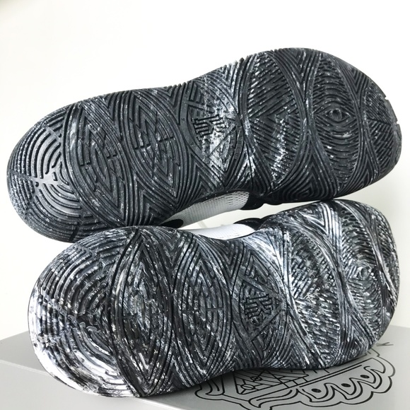 NEW Nike Kyrie 5 Basketball Oreo Sneakers - Picture 8 of 8